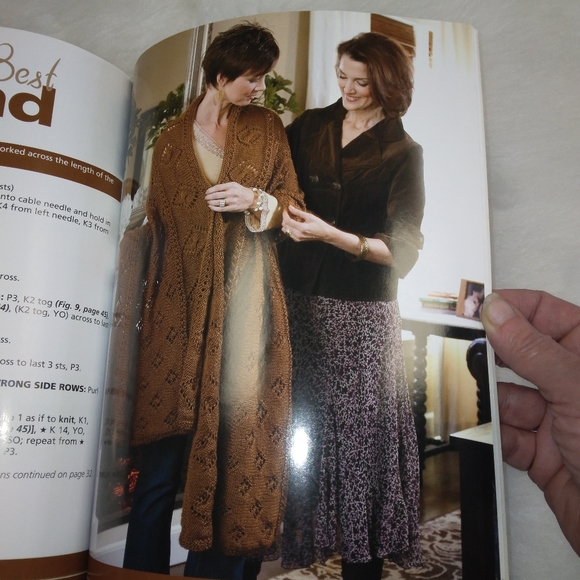BOOK Knit Along w/ Debbie Macomber, Friendship Shawls, 10 shawls to make - Picture 8 of 10